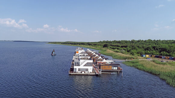 DualDocker-FloatingHouse-Goitzsche